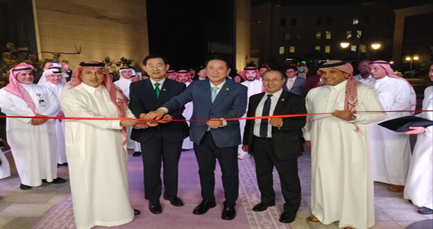 الدمام – السعودية – العرب   بدعوة رسمية من قبل رئيس الاتحاد الدولي كيكيوان الدكتور لي دونغ سوب ، حضر الأستاذ إدريس الهلالي عضو الاتحاد الدولي و رئيس الاتحاد العربي ورئيس اتحاد البحر الأبيض المتوسط ونائب رئيس الاتحاد الإفريقي للتايكوندو مراسيم افتتاح المقر الجديد للاتحاد الدولي كيكيوان والخاص بمنطقة الشرق الأوسط ، والتي أقيمت يوم الأحد 03 نونبر 2024 بمدينة الدمام بالمملكة العربية السعودية، مراسيم حفل افتتاح هذا المقر الجديد حضرها أيضا ، إضافة إلى سفير جمهورية كوريا الجنوبية بالمملكة  السيد بيونغ هيوك تشوي و أمين سر اتحاد الكيكيوان الماستر كيم جونكون،  كل من رئيس الاتحاد السعودي للتايكوندو السيد شداد العمري والدكتور عمار عبد العزيز التويزري والدكتور هشام صالح الموعليم . وتميز حفل افتتاح هذا المقر الجديد ، الذي يعد حاليا المقر الثاني عالميا بعد مقر سيول بكوريا الجنوبية،  بالعروض الفنية لرياضة التايكوندو التي تكفل بأدائها فريق  الكيكيوان التي حضرها عدد هام من طلاب جامعة الأصالة بمدينة الدمام .  وقد أبى الدكتور عمار عبد العزيز التويزري المسؤول عن جامعة الأصالة ، خلال هذه المراسيم إلا أن يقوم بتكريم كل من السيد سفير جمهورية كوريا الجنوبية بالمملكة العربية السعودية السيد بيونغ هيوك تشوي و رئيس اتحاد كيكيوان الدكتور لي دونغ سوب والمغربي الأستاذ إدريس الهلالي .