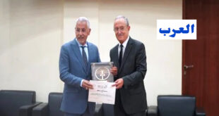 الرباط – العرب اختتمت فعاليات الدورة الـ13 للمعرض الدولي للتمور بأرفود، مساء أمس الخميس ،بتنظيم حفل توزيع جوائز الاستحقاق التقديرية والتشجيعية على عدد من العارضين المشاركين في هذه التظاهرة الفلاحية المتميزة. كما تم خلال هذا الحفل، الذي حضره العديد من الفاعلين في المجال الفلاحي ،منح جائزة الاستحقاق التقديرية بالنسبة للمشاركة الأجنبية في المعرض. وهكذا ،عادت جوائز الاستحقاق التقديرية لأحسن الأروقة لعرض التمور بالجهات الأربع المشاركة لكل من تعاونية (الفردوس) عن إقليم زاكورة، وتعاونية (دار التمور) عن إقليم الرشيدية ( جهة درعة تافيلالت)، وتعاونية (بوضهار) عن إقليم طاطا (جهة سوس ماسة)، وتعاونية (نخلة تغجيجت) عن إقليم كلميم ( جهة كلميم واد نون)، وتعاونية (ضاية عامرة) عن إقليم فكيك ( الجهة الشرقية). ومنحت جائزة الاستحقاق التقديرية للمشاركة الأجنبية لدولة الإمارات العربية المتحدة وللمملكة العربية السعودية، في حين عادت جائزة الاستحقاق التقديرية للأكاديمية الجهوية للتربية والتكوين لجهة درعة تافيلالت نظرا لمجهوداتها في تنظيم وتنشيط فضاء الطفل داخل المعرض.