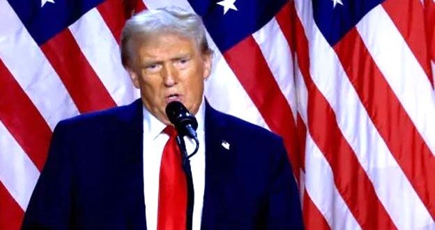 الرباط  - العرب – أ ف ب “نتيجة مزلزلة” و”كارثة وجودية للديموقراطيين”… تعددت التوصيفات اليوم الأربعاء عبر الصحف الأوروبية التي حاولت تحليل فوز الجمهوري دونالد ترامب على منافسته الديموقراطية كامالا هاريس في السباق الى البيت الأبيض. كتبت صحيفة “فاينانشال تايمز” البريطانية أن “ترامب لديه تفويض لإصلاح الولايات المتحدة بطريقة راديكالية للغاية. لن يكون هناك عودة إلى الوراء بعد النتيجة المزلزلة للانتخابات الأميركية عام 2024″، مقدرةً أن “إعادة انتخاب ترامب تشكل كارثة وجودية للديموقراطيين” من شأنها “تغيير قواعد اللعبة بالنسبة لحلفاء أميركا”. واعتبرت الصحيفة أنه لو انسحب الرئيس المنتهية ولايته جو بايدن “قبل ستة أشهر، لكان لدى الديموقراطيين وقت أطول لاختيار مرشح أفضل من هاريس (…) لقد أظهرت الأخيرة أداء يمكن وصفه في أحسن الأحوال بأنه متواضع عندما انتقل البحث إلى الاقتصاد، وهو موضوع بذلت قصارى جهدها لتجنبه”. واعتبرت صحيفة “ذي تايمز” البريطانية من جانبها أن “حزب كامالا هاريس أخطأ في تقدير الفارق في الحماسة (بين أنصار الحزبين المتنافسين) وبالغ في تقدير موقفه على الأرض. ويبدو أن هذه الثقة بحماسة النساء لصالح هاريس كانت في غير محلها”، مذكّرة “بأن وضعا مماثلا حدث مع هيلاري كلينتون في عام 2016”. ورأت صحيفة بريطانية أخرى هي “ذي تلغراف” أن “كامالا هاريس قادت أسوأ حملة رئاسية في تاريخ الولايات المتحدة الحديث”، قائلة إن “نائبة الرئيس لا يمكنها أن تلوم إلا نفسها”. وأشارت إلى أن “العرض الذي قدّمته للشعب الأميركي كان فارغ المضمون تماما وقام على أساس أي شخص إلا ترامب”. وفي فرنسا، وصفت صحيفة “لوموند” دونالد ترامب في افتتاحيتها بأنه “عائد (إلى السلطة) مدفوع بغريزته السياسية ورغبته في الانتقام”، معتبرة أن “الملياردير الجمهوري حقق عودة تاريخية إلى القضايا التاريخية في سن 78 عاما، رغم انتكاساته القانونية وطروحاته المتهورة”. أما في إسبانيا فكتبت صحيفة “إل باييس” اليسارية أن فوز ترامب مرده إلى “طريقة عدوانية وذكورية وخالية من العقد في التفاعل مع الآخرين، تحل فيها الإهانات الفظة أو الألقاب الجارحة محل الحجج”. وأضافت “الفائز هو الوحش الموجود داخلنا جميعا”. ورأت الصحيفة أن ترامب “نجح في تحديد هذه الغرائز الأساسية، وتمثيلها في شخصه، وتغذية تعطشه للانتقام، وتوليد أقوى آلة من المعتقدات والمعلومات والمشاعر الكاذبة في تعبئة انتخابية غير مسبوقة”.