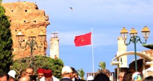 الرباط – العرب يخلد الشعب المغربي، بكل مشاعر الفخر والاعتزاز، غدا الاثنين، الذكرى التاسعة والستين لعيد الاستقلال المجيد، الذي جسد أرقى معاني التلاحم بين العرش العلوي والشعب المغربي في ملحمة الكفاح للذود عن وحدة الوطن وسيادته ومقدساته. وتعتبر هذه الذكرى المجيدة محطة راسخة في تاريخ المملكة وفي وجدان كل المغاربة، لما تحمله من دلالات عميقة وقيمة رفيعة، ومناسبة لاستحضار السياق التاريخي لهذا الحدث العظيم الذي يعكس الوطنية الحقة في أسمى وأجل مظاهرها، ويجسد انتصار إرادة العرش والشعب والتحامهما الوثيق للتحرر من الاستعمار، وإرساء أسس مغرب مستقل وموحد يستشرف مستقبلا ناهضا لأبنائه. فالشعوب لا تنضج وتتسع مطامحها لبناء حاضرها ومستقبلها، إلا من خلال استحضارها لتاريخها، ومقاربة لحظاته النضالية، ومعاركه من أجل البقاء والاستمرارية، وإبراز كينونته المميزة بين الأمم، واستخلاص العبر من مختلف محطاته، تكريسا لما في اللحظات الماضية والحاضرة من قوة جذب باتجاه مستقبل يسعى للأفضل. ومن أبرز المحطات التاريخية التي ميزت مسار الكفاح الوطني، الزيارة التاريخية التي قام بها أب الوطنية وبطل التحرير جلالة المغفور له محمد الخامس إلى طنجة يوم 9 أبريل 1947 تأكيدا على تشبث المغرب، ملكا وشعبا، بحرية الوطن ووحدته الترابية وتمسكه بمقوماته وهويته.