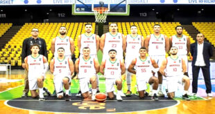 لرباط  -  قناة العرب  خاض المنتخب المغربي لكرة السلة زوال أمس  الجمعة 22 نونبر الجاري أولى مباريات اقصائيات  الافرو باسكيط التي ستدور نهائياتها سنة ا2025 ، وكان الخصم من العيار الثقيل وهو منتخب جنوب السودان الذي يمتاز بقامات لاعبيه الفارعة ، وبنجاحهم الكبير في تسجيل الرميات الثلاثية من مختلف جهات القاعة بفضل الخبرة والتجربة والدقة في التسديد . الشوط الغول بصفة عامة كان فيه المنتخب المغربي موفقا غير انه افتقد للنجاعة في تسجيل النقط خاصة تحت السلة ،والرميات الثلاثية ..الآمر الذي كان وراء إنهاء الشوط الأول بهزيمة صغيرة بفارق نقطتين فقط 36~34. الشوط الثاني عرف هيمنة واضحة للمنتخب جنوب السودان  ، وابان رفاق اللاعب العملاق (جاكسون ماكوي) عن كعب عال في توسيع الفارق لان كل الثلاثيات كانت تجد طريقها للسلة بفنيات عالية لينتهي الربع الثالث بحصة 55 مقابل41. وفي الربع الأخير حاول زملاء بنشليخة تقليص الفارق بكل ما يملكون من قوة لكن الخصم كان الأقوى والأفضل لينتهي اللقاء على ايقاع انتصار منتخب جنوب السودان بحصة 82 مقابل 66.