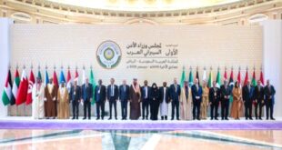 الرباط – موقع قناة العرب الرباط – تنفيذا للتعليمات الملكية السامية، شاركت المديرية العامة لأمن نظم المعلومات التابعة لإدارة الدفاع الوطني، يوم  أمس الإثنين بالرياض، في أشغال الدورة الأولى لمجلس وزراء الأمن السيبراني العرب وفق ما ذكرته وكالة المغرب العربي للانباء . وذكر بلاغ لإدارة الدفاع الوطني، أن المملكة أوضحت، في معرض كلمتها في هذا الاجتماع، أن الأمن السيبراني ضرورة استراتيجية لا غنى عنها لضمان استقرار الدول وتنميتها. كما عبرت عن اقتناعها الكامل أن التعاون في هذا المجال الحيوي ليس مجرد خيار، بل هو ضرورة ملحة أملتها طبيعة الفضاء الرقمي الذي يتسم بالشمولية. وفي هذا الصدد، أشادت المملكة المغربية بمبادرة إنشاء مجلس وزراء الأمن السيبراني العرب والذي سيمكن من تعزيز التعاون بين الدول العربية في مجال الأمن السيبراني، كما أكدت على ضرورة تظافر الجهود من أجل تمكين الدول العربية من الوصول إلى مستويات متقدمة من النضج السيبراني وإنشاء منظومة سيبرانية عربية قوية قادرة على مواجهة التحديات الحالية.