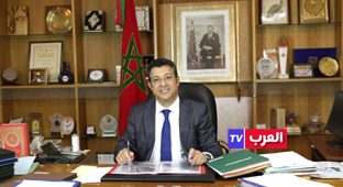 الرباط – العرب تيفي – و م ع في الوقت الذي تشهد فيه مدينة فاس عملية واسعة لتحرير الفضاءات العمومية وتناغم الواجهات، استعرض رئيس المجلس الجماعي لفاس، عبد السلام البقالي، في حوار أجرته معه وكالة المغرب العربي للأنباء، تفاصيل هذه المبادرة الرائدة التي تروم إعادة تشكيل مستقبل العاصمة الروحية للمملكة. 1 – توصلت الجماعة مؤخرا بمراسلة من والي جهة فاس-مكناس بشأن اعتماد لون موحد لواجهة المباني. حدثونا أكثر عن هذا القرار ؟ القرار المتعلق بصباغة واجهة المباني ليس حديث العهد، على اعتبار أن المجلس الجماعي صادق في أبريل 2023 على اعتماد لون موحد للمباني، أبيض غير ناصع، لجميع مباني المدينة. وقد تم بعد ذلك اعتماد هذا القرار رسميا من خلال الجريدة الرسمية للجماعات الترابية في فبراير 2024.