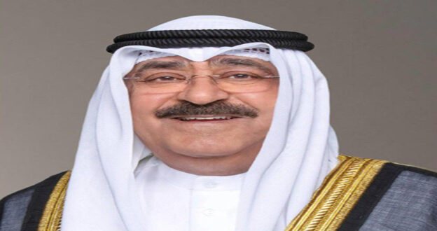 الرباط - العرب المغربية افتتح سمو الشيخ مشعل الأحمد الجابر الصباح أمير دولة الكويت، أمس السبت بطولة كأس الخليج العربي لكرة القدم في نسختها السادسة والعشرين التي تستضيفها الكويت حتى 3 يناير المقبل. وشهد استاد جابر الأحمد الدولي في العاصمة الكويت، حفل الافتتاح وذلك قبل انطلاق المنافسات الرسمية للمباريات. ووفق وكالة الأنباء القطرية ، فقد اشتمل حفل الافتتاح على العديد من الفقرات الفنية المتنوعة ولمدة 20 دقيقة، مصحوبا بأحدث التقنيات الصوتية والمؤثرات الضوئية، ليظهر الحفل بصورة مميزة. وشارك في الحفل عدد من الفنانين المحليين والخليجيين والعالميين الذين قدموا العديد من الفقرات الاستعراضية، كما تضمن فقرات عن التراث الكويتي والخليجي، إضافة إلى أوبريت غنائي.