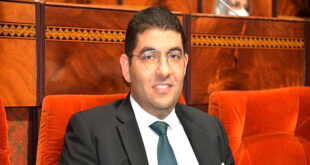 الرباط – العرب تيفي دعا وزير الشباب والثقافة والتواصل محمد مهدي بنسعيد، اليوم الإثنين بمجلس النواب، للتفكير في آلية داخل مختلف الأجهزة البرلمانية الدولية، للترافع على التراث اللامادي المغربي وحمايته من السطو. وأبرز السيد بنسعيد، في معرض رده على سؤال خلال جلسة الأسئلة الشفوية حول “حماية التراث اللامادي المغربي”، تقدمت به مجموعة من الفرق البرلمانية، أهمية مواصلة الدفاع بجميع الوسائل المتاحة، على التراث الثقافي المغربي، داخل جميع الأجهزة والمنظمات، مسجلا أن الجميع مسؤولون عن نقل تاريخ المغرب وتراثه الثقافي إلى الأجيال المقبلة، رغم محاولات الخصوم الفاشلة. وذكر الوزير بآخر هذه المحاولات التي تمت خلال اجتماع لجنة اليونيسكو لصون التراث الثقافي غير المادي بالباراغواي، والتي انتهت ، بفضل المسؤولية الجماعية للمغاربة، والتنسيق المشترك بين القطاعات الحكومية و المجتمع المدني، بالفشل، حيث اعتمدت اللجنة ولأول مرة، التحفظ الذي قدمته المملكة المغربية ضد إدخال صورة القفطان المغربي في ملف دولة أجنبية، وهو ما يخالف روح وأهداف ومضامين اتفاقية اليونيسكو 2003 لحماية التراث الثقافي المغربي.