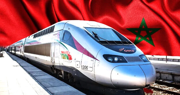 لرباط – العرب تيفي أكد محمد السموني، رئيس التجمع الصناعي السككي، والمدير العام المساعد في المكتب الوطني للسكك الحديدية، أن المغرب سينتج أولى قطاراته المصنوعة محليا عام 2029 وسيصدرها ابتداء من سنة 2035. و قال السموني، في تصريحات صحفية على هامش فعاليات ملتقى الصناعة السككية بالمغرب، أن هذه النسخة من ملتقى الصناعة السككية بالمغرب تأتي بعد خلق التجمع الصناعي للسكك الحديدية، في وقت المغرب مقبل على تنظيم تظاهرات كبرى من قبيل مونديال 2030، حيث الرهان على تطوير البنية التحتية السككية الوطنية وتعزيز الربط بين المدن خاصة المستضيفة لمباريات هذا الحدث الرياضي الدولي. وأضاف السموني، إن قمة الصناعة السككية تأتي أيضا، في فترة أطلقت فيها المملكة استثمارات مهمة في ميدان السكك الحديدية، بمبالغ ناهزت 67 مليار درهم، بغرض توسيع شبكة السكك الحديدية في بلادنا، وإضافة قطارات جديدة، وتأهيل الخطوط الكلاسيكية، وتعززي النقل الجهوي، بغية تسهيل ربط المدن المستضيفة للمونديال، والتشبيك بين الملاعب والمطارات لتسهيل التنقل.