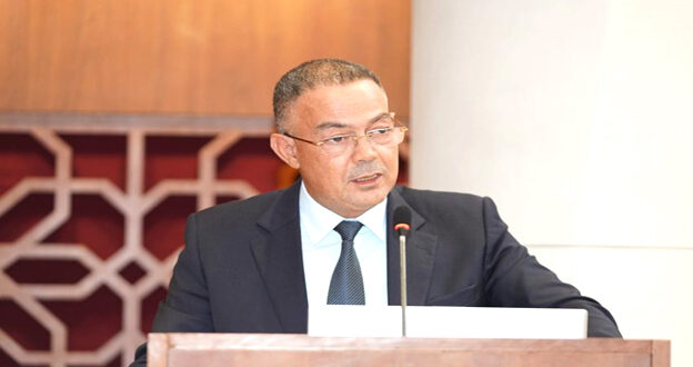 الرباط  - العرب تيفي تم أمس الجمعة بفاس، منح جوائز “البحر الأبيض المتوسط 2024” المرموقة، لأربع شخصيات تنتمي لحوض البحر الأبيض المتوسط، تقديرا لمساهماتها الفعالة في الإنتاج والإبداع في مجالات مختلفة تتعلق بالسلام والتنمية والابتكار وفقا لما ذكرته وكالة المغرب العربي للأنباء ويتعلق الأمر بكل من رئيس الجامعة الملكية المغربية لكرة القدم، فوزي لقجع، والممثل السامي لتحالف الحضارات بالأمم المتحدة، ميغيل أنخيل موراتينوس، ورئيس الجامعة الأورومتوسطية بفاس، مصطفى بوسمينة، والمغنية الفرنسية- المغربية فرانسواز أتلان، الذين ت وجوا بهذه الجوائز خلال حفل أقيم بحضور مستشار جلالة الملك، أندري أزولاي، على هامش “حول مستقبل تحالف الحضارات”، المنظمة تحت الرعاية السامية لصاحب الجلالة الملك محمد السادس، تحت شعار “إعادة بناء الثقة من أجل عالم موحد وتعددي”. وهكذا، تم منح جائزة” البحر الأبيض المتوسط 2024″ في فئة “المؤسسات” لكل من رئيس الجامعة الملكية المغربية لكرة القدم، والممثل السامي لتحالف الحضارات بالأمم المتحدة.