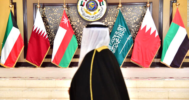 الرباط - العرب تيفي أكد المجلس الأعلى لمجلس التعاون لدول الخليج العربية أمس الأحد على “مواقفه وقراراته الثابة الداعمة لمغربية الصحراء والحفاظ على أمن المملكة المغربية واستقرارها ووحدة أراضيها”. وأشاد المجلس في البيان الختامي الصادر في أعقاب قمته ال45 التي عقدت بالكويت بقرار “مجلس الأمن رقم 2756 الصادر بتاريخ 31 أكتوبر 2024، بشأن الصحراء المغربية” ، كما شدد على احترام سيادة الدول وسلامة أراضيها .