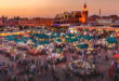 لرباط – العرب تيفي تشهد المدينة التاريخية مراكش خلال شهر دجنبر الجاري حركة سياحية غير عادية ، بفضل الإقبال المتزايد للسياح من مختلف الجنسيات وكذا المغاربة على الوجهة السياحية الأولى بالمملكة، لاسيما مع اقتراب احتفالات رأس السنة الجديدة. ساحة جامع الفنا  التاريخية ،و المدرجة ضمن التراث الثقافي اللامادي لليونسكو منذ 2008 والتراث العالمي منذ 1985، استعادة حيويتها ونشاطها المعهودين على مدار السنة في ظرف قياسي، بعد تأثر المدينة الحمراء بزلزال الثامن من شتنبر الماضي الذي ضرب إقليم الحوز وعددا من المناطق بالمملكة، وهو ما يتجسد من خلال الحركية الدؤوبة التي تعرفها الساحة طيلة اليوم صباحا ومساء حيث تعج بالزوار من مختلف المشارب والأعمار الباحثين عن اقتناص لحظات ممتعة وسط هذا الفضاء الأسطوري. وفي هذا الصدد ، تشهد الوحدات الفندقية والإقامات السياحية خاصة تلك المصنفة، حجوزات كبيرة فاقت نسبة ملئ 90 في المائة. وتقدم بهذه الحجوزات سياح أجانب من مختلف دول العالم، وأيضا المغاربة سواء المقيمين في الخارج أو في مدن مختلفة بالمملكة، الراغبين في الاستمتاع بلحظات الاحتفال بالسنة الميلادية الجديدة تحت سماء دافئة بالمدينة الحمراء المصنفة ضمن أفضل الوجهات السياحية العالمية.
