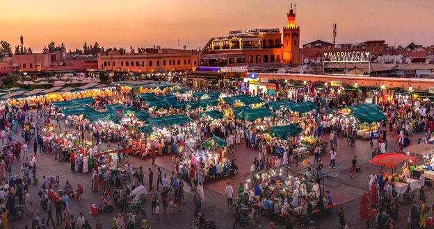 لرباط – العرب تيفي تشهد المدينة التاريخية مراكش خلال شهر دجنبر الجاري حركة سياحية غير عادية ، بفضل الإقبال المتزايد للسياح من مختلف الجنسيات وكذا المغاربة على الوجهة السياحية الأولى بالمملكة، لاسيما مع اقتراب احتفالات رأس السنة الجديدة. ساحة جامع الفنا  التاريخية ،و المدرجة ضمن التراث الثقافي اللامادي لليونسكو منذ 2008 والتراث العالمي منذ 1985، استعادة حيويتها ونشاطها المعهودين على مدار السنة في ظرف قياسي، بعد تأثر المدينة الحمراء بزلزال الثامن من شتنبر الماضي الذي ضرب إقليم الحوز وعددا من المناطق بالمملكة، وهو ما يتجسد من خلال الحركية الدؤوبة التي تعرفها الساحة طيلة اليوم صباحا ومساء حيث تعج بالزوار من مختلف المشارب والأعمار الباحثين عن اقتناص لحظات ممتعة وسط هذا الفضاء الأسطوري. وفي هذا الصدد ، تشهد الوحدات الفندقية والإقامات السياحية خاصة تلك المصنفة، حجوزات كبيرة فاقت نسبة ملئ 90 في المائة. وتقدم بهذه الحجوزات سياح أجانب من مختلف دول العالم، وأيضا المغاربة سواء المقيمين في الخارج أو في مدن مختلفة بالمملكة، الراغبين في الاستمتاع بلحظات الاحتفال بالسنة الميلادية الجديدة تحت سماء دافئة بالمدينة الحمراء المصنفة ضمن أفضل الوجهات السياحية العالمية.