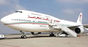 الرباط -  العرب تيفي – و م ع تم اختيار الخطوط الملكية المغربية كأفضل شركة طيران بإفريقيا، خلال النسخة الواحدة والعشرين من استطلاع “GT Tested Reader Survey” الذي أجرته مجلة US Global Traveler الشهيرة. وأفاد بلاغ صادر عن الخطوط الملكية المغربية بأن ” هذا التتويج، الذي حازت عليه الشركة الوطنية للسنة الثانية على التوالي، يأتي ليشهد بالملموس على المجهودات التي تبذلها الخطوط الملكية المغربية لتحسين تجربة السفر لدى عملائها. كما يترجم مدى التزام الناقل الجوي الوطني بتعزيز منظومة الربط الجوي والمساهمة في إشعاع القارة الإفريقية على الصعيد العالمي”. وأعرب الرئيس المدير العام للخطوط الملكية المغربية، بحسب البلاغ عن الفخر “بالحصول على هذا التتويج الهام للسنة الثانية على التوالي والذي جاء ليعزز سياستنا الرامية إلى التجويد المستمر لخدماتنا. ونحن نضع عملائنا في صلب أولوياتنا واهتماماتنا. ولا يفوتني هنا أن أتقدم بالشكر الجزيل لهم على ثقتهم ووفاءهم لنا. إنهم يمثلون محور مخططنا التنموي”.