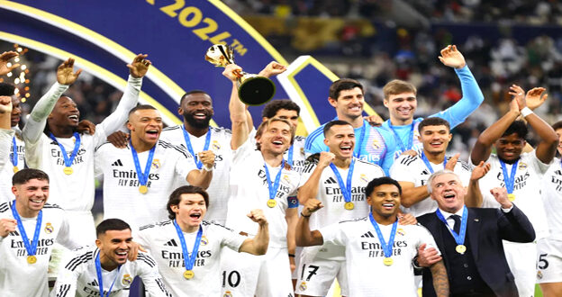 الرباط - الدوحة – العرب تيفي المغربية توّج ريال مدريد بلقب «كأس القارات للأندية لكرة القدم» بفوزه 3 - صفر على باتشوكا المكسيكي على «استاد لوسيل» في قطر أمس الأربعاء الذي صادف «اليوم الوطني» لقطر. ووفقاً لوكالة «رويترز»، فقد منح كيليان مبابي التقدم لريال مدريد بعد تمريرة من فينيسيوس جونيور في الدقيقة الـ37. وأضاف رودريغو الهدف الثاني بعد 8 دقائق من بداية الشوط الثاني. واختتم فينيسيوس أهداف فريقه من ركلة جزاء في الدقيقة الـ84. وحقق فريق المدرب كارلو أنشيلوتي اللقب الأول للبطولة المستحدثة من «الاتحاد الدولي لكرة القدم (فيفا)»، التي حلت محل بطولة «كأس العالم للأندية» التي تغير نظامها لتقام كل 4 سنوات بمشاركة 32 فريقاً على أن تستضيف الولايات المتحدة النسخة الأولى في الصيف المقبل.