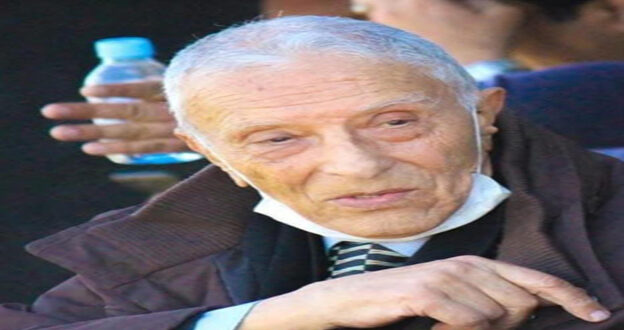 ببالغ الحزن والأسى وبقلوب مؤمنة بقضاء الله وقدره تلقينا نبأ وفاة عبد القادر التجموعتي الرئيس السابق لفريق الوداد الفاسي، عن عمر ناهز 91 عاما، بعد معاناة مع المرض، وذلك حسب ما علم لدى عائلته . ويعتبر المرحوم عبد القادر التجموعتي ، من الرؤساء المتميزين الدين أعطوا الشيء الكثير لفريق الوداد الفاسي ، والكرة المغربية ،حيث يرجع له الفضل في تخفيف العبء المالي على الفريق ، حيث ساهم في إنشاء ناد الفريق رفقة المرحومين عامل مدينة فاس مولاي المهدي لمراني ، والوزير السابق مولاي احمد العلوي.