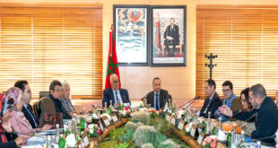 لرباط – العرب -  محمد بلغريب  ترأس وزير الصحة والحماية الاجتماعية السيد أمين التهراوي، اليوم الثلاثاء10 دجنبر 2024،  بمعية والي الجهة، السيد معاذ الجامعي، أشغال الدورة العادية لمجلس إدارة المركز الاستشفائي الجامعي الحسن الثاني بفاس، بحضور المدير العام للمركز وأعضاء مجلس الإدارة، وحسب بلاغ وزارة الصحة والحماية الاجتماعية ، توصل "موقع قناة العرب " بنسخة منه فقد اشرف السيد الوزير والوفد المرافق له ، على انطلاقة خدمات مركز قسطرة القلب بمستشفى الغساني بذات المدينة. وأوضح ذات البلاغ ، أن أشغال هذه الدورة  تركزت على تقييم حصيلة منجزات المركز الاستشفائي الجامعي الحسن الثاني بفاس، والمصادقة على محضر اجتماع المجلس الإداري للمركز المنعقد بتاريخ 13 يوليوز 2023، وتقديم أنشطة المركز برسم سنة 2023، إضافة إلى تقديم الحساب الإداري للمركز، فضلا عن تقييم حصيلة تنفيذ قرارات المجلس برسم ذات السنة. وأضاف البلاغ ذاته فقد  تميز هذا الاجتماع بتقديم حصيلة تنفيذ ميزانية المركز الاستشفائي المتعلقة بسنة 2024، ومخطط العمل برسم سنة 2024، وأيضا تقديم مشروع ميزانية المركز برسم سنة 2025، فضلا عن تقديم اتفاقيات التعاون المبرمة من طرف المركز الاستشفائي. على صعيد أخر، أشرف السيد الوزير على إعطاء انطلاقة خدمات مركز قسطرة القلب بمصلحة طب القلب والشرايين التي تم تجهيزها بمعدات بيوطبية متطورة. ويأتي دخول هذا المركز الحيوي حيز الخدمة في إطار مواصلة تأهيل البنية التحتية الصحية بمختلف ربوع المملكة تنفيذا للتعليمات الملكية السامية لصاحب الجلالة الملك محمد السادس نصره الله وأيده، والمتعلقة بإصلاح وتأهيل القطاع الصحي الوطني، وكذا في إطار تطوير العرض الصحي لمواكبة تنزيل الورش الملكي للحماية الاجتماعية والتغطية الصحية الشاملة.