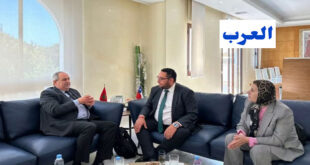 الرباط - العرب المغربية أعرب وزير التعليم الشيلي، السيد نيكولاس كاتالدو، أمس السبت خلال زيارة للجامعة الخاصة لفاس، عن رغبة بلاده في تعزيز علاقاتها مع المغرب في ميدان البحث العلمي. وبعدما وصف البحث العلمي بكونه “رافعة أساسية في هذا التعاون”، أكد الوزير الشيلي أن هذه الزيارة تشكل بداية “علاقة مثمرة” بين الجامعة الخاصة لفاس وجامعات الشيلي. ووفق وكالة المغرب العربي للأنباء ، فقد أكد المسؤول الشيلي على “ضرورة” العمل على تعزيز العلاقات التي تجمع بين البلدين منذ مدة طويلة من خلال اتفاقيات شراكة في مختلف ميادين البحث العلمي. وسلط الوزير الضوء على آفاق الشراكة في ميدان البطاريات، لاسيما من خلال مركز التميز حول البطاريات التابع للجامعة الخاصة لفاس، خاصة أن الشيلي تعتبر أحد المزودين الكبار لليثيوم على مستوى العالم. وأكد السيد كاتالدو أيضا على أهمية “مؤتمر المستقبل”، وهو حدث انعقد لأول مرة خارج الشيلي، بالرباط.