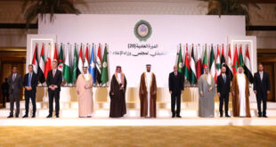 الرباط – أبوظبي - العرب  بحث المكتب التنفيذي لمجلس وزراء الإعلام العرب ، خلال اجتماع دورته العادية ال20 المنعقدة يوم الاثنين بأبوظبي، عدة مشاريع تهدف الى تطوير منظومة الإعلام العربي . وحسب وكالة المغرب العربي لانباء فقد تطرقت الدورة ، التي عقدت بالتزامن مع اجتماعات اللجنة الدائمة للإعلام العربي ، مستجدات خطة التحرك الإعلامي في الخارج، وموقع اللجنة العربية للإعلام الإلكتروني، ودور الإعلام العربي في التصدي لظاهرة الإرهاب، والخريطة الإعلامية العربية للتنمية المستدامة 2030. كما ناقشت ،اتخاذ الخطوات الهادفة لاستكمال ملف التفاوض مع شركات الإعلام الدولية، ومواصلة الجهود الرامية لنشر الثقافة الإعلامية البيئية، وتعزيز الجودة والتميز المهني الإعلامي وتعزيز قدرات الإعلاميين العرب. ودعا الأمين العام المساعد رئيس قطاع الإعلام والاتصال بجامعة الدول العربية ،السفير أحمد رشيد خطابي في تدخل له خلال الدورة الى تأهيل الإعلاميين وصناع المحتوى بشكل مستمر ،عبر تكثيف التعاون وتنمية القدرات وتشجيع المهنية والابتكار، وذلك بالنظر الى التطور المتسارع لتكنولوجيات الاتصال والذكاء الاصطناعي. وأكد السيد خطابي على الدور الحيوي لأجهزة الإعلام العربية في مواصلة دعم القضية الفلسطينية المشروعة ونقل حقائقها للرأي العام الدولي على مختلف المستويات الدبلوماسية والحقوقية والإنسانية.