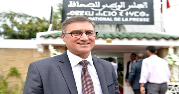 لرباط – العرب  أصدرت المحكمة الابتدائية الزجرية بالدار البيضاء يوم الاثنين 09 دجنبر 2024، حكمها بخصوص الدعوى التي قدمتها اللجنة المؤقتة لتسيير شؤون قطاع الصحافة والنشر (المجلس الوطني للصحافة) ضد  المسمى ياسين حسناوي، حيث قضت المحكمة بما يلي: - في الدعوى العمومية بإدانة المتهم من أجل المنسوب إليه والحكم عليه بغرامة نافذة قدرها 10000 درهم مع الصائر و الإجبار في الأدنى؛ - في الدعوى المدنية التابعة: بأداء المدان لفائدة المطالب بالحق المدني يونس مجاهد تعويضا قدره درهم رمزي؛ و لفائدة المجلس الوطني للصحافة تعويضا قدره 600000 درهم مع الصائر و الإجبار في الأدنى . وتجدر الإشارة إلى أن الدعوى المذكورة تم رفعها ضد المعني بالأمر، من طرف يونس مجاهد، باسم اللجنة المؤقتة لتسيير قطاع الصحافة والنشر، الذي اعتبر أن الحسناوي ارتكب مخالفات تتعلق بالتشهير.