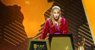 الرباط - العرب تيفي المغربية توجت الحكمة المغربية  بشرى كربوبي بجائزة أفضل حكمة أفريقية لسنة 2024. جاء ذلك على هامش  "حفل جوائز الكاف" السنوي، المقام مساء اليوم الإثنين بمدينة مراكش. ويأتي تتويج بشرى كربوبي بجائزة أفضل حكمة أفريقية لسنة 2024 وذلك بعد مسارها المميز في الملاعب المحلية والقارية خلال العام الحالي.