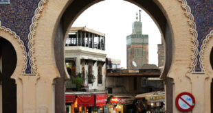 الرباط – موقع قناة العرب شكلت سنة 2024 منعطفا حاسما بالنسبة لجهة فاس – مكناس، وفترة تميزت بتحولات عميقة واستثمارات مهمة، تعززت بالخصوص بالتحضير لكأس العالم 2030. وهمت هذه الدينامية مختلف القطاعات، سواء تعلق الأمر بتطوير البنيات التحتية أو تعزيز دينامية الاقتصاد المحلي، أو تثمين التراث الثقافي وحماية البيئة. وفي هذا الإطار، تمت بلورة خطة عمل طموحة تشمل تسعة مجالات رئيسية، من بينها البنيات التحتية الرياضية، والنقل، والإيواء، والتنمية المستدامة والتعليم. وتشتمل هذه الخطة على محورين أساسيين يهمان تحديث البنيات التحتية للمدينة وإعادة تأهيل المدينة العتيقة لفاس، التي تعتبر كنزا للتراث العالمي.