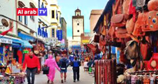 الرباط – العرب تيفي سجل معدل ليالي المبيت السياحية بمختلف مؤسسات الإيواء السياحي المصنفة على مستوى إقليم الصويرة ارتفاعا بـ8 في المائة خلال سنة 2024، لتصل إلى 720 ألفا و10 ليلة ميبت، مقابل 667 ألف و600 في 2023. وحسب معطيات للمندوبية الإقليمية للسياحة بالصويرة، فإن هذا الأداء المدعوم بارتفاع ب8 في المائة من الوصولات السياحية إلى 301 ألف و441 زائرا، يعزى إلى تحسن معدل الملء بالمؤسسات السياحية المصنفة إلى 47 في المائة (زائد نقطة)، فيما وصل متوسط الإقامة إلى 2,39 يوم.