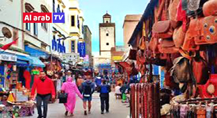 الرباط – العرب تيفي سجل معدل ليالي المبيت السياحية بمختلف مؤسسات الإيواء السياحي المصنفة على مستوى إقليم الصويرة ارتفاعا بـ8 في المائة خلال سنة 2024، لتصل إلى 720 ألفا و10 ليلة ميبت، مقابل 667 ألف و600 في 2023. وحسب معطيات للمندوبية الإقليمية للسياحة بالصويرة، فإن هذا الأداء المدعوم بارتفاع ب8 في المائة من الوصولات السياحية إلى 301 ألف و441 زائرا، يعزى إلى تحسن معدل الملء بالمؤسسات السياحية المصنفة إلى 47 في المائة (زائد نقطة)، فيما وصل متوسط الإقامة إلى 2,39 يوم.
