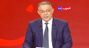 لرباط – العرب تيفي  المغربية – محمد بلغريب قال رئيس الجامعة الملكية المغربية لكرة القدم، فوزي لقجع، يوم أمس الاثنين بالرباط، أن المملكة المغربية وفرت كل الظروف اللوجستية من أجل إنجاح كأس إفريقيا للأمم لكرة القدم المغرب- 2025. ووفقا لوكالة المغرب العربي للأنباء ، فقد أكد السيد لقجع، في كلمة له خلال حفل سحب قرعة كأس إفريقيا للأمم- المغرب 2025، الذي نظم بالمسرح الوطني محمد الخامس بالرباط، أن المغرب حرص على توفير كافة أسباب نجاح هذه التظاهرة القارية، سواء على مستوى البنيات التحتية والملاعب وفضاءات التداريب وكل الجوانب اللوجيستية المصاحبة للمنافسة.