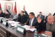 الرباط – العرب تيفي عقد مجلس مقاطعة أكدال بفاس، اليوم الإثنين 7 يناير 2025، دورته العادية الأولى للسنة الجارية، تحت إشراف رئيس المجلس محمد السليماني، وبحضور ممثل السلطة المحلية. وفق موقع حزب الأصالة و المعاصرة . وناقشت الدورة عدة نقاط مدرجة في جدول الأعمال، شملت قضايا التمدرس وبرمجة فائض الميزانية، ورفع ملتمسات تتعلق بتسمية الشوارع وصيانة المرافق. افتتحت الجلسة بكلمة توجيهية من رئيس المجلس، أعقبها عرض تقرير حول أنشطة المجلس بين الدورتين. كما قدم رئيس مصلحة التخطيط والخريطة المدرسية بالمديرية الإقليمية لوزارة التربية الوطنية، عرضا تفصيليا تناول مؤشرات التمدرس داخل المقاطعة، متطرقا إلى قضايا نسب النجاح، والهدر المدرسي، والبرامج المادية المرتبطة بالمؤسسات التعليمية، ما أثار نقاشا معمقا بين المستشارين أعضاء مجلس المقاطعة.