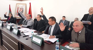 الرباط – العرب تيفي عقد مجلس مقاطعة أكدال بفاس، اليوم الإثنين 7 يناير 2025، دورته العادية الأولى للسنة الجارية، تحت إشراف رئيس المجلس محمد السليماني، وبحضور ممثل السلطة المحلية. وفق موقع حزب الأصالة و المعاصرة . وناقشت الدورة عدة نقاط مدرجة في جدول الأعمال، شملت قضايا التمدرس وبرمجة فائض الميزانية، ورفع ملتمسات تتعلق بتسمية الشوارع وصيانة المرافق. افتتحت الجلسة بكلمة توجيهية من رئيس المجلس، أعقبها عرض تقرير حول أنشطة المجلس بين الدورتين. كما قدم رئيس مصلحة التخطيط والخريطة المدرسية بالمديرية الإقليمية لوزارة التربية الوطنية، عرضا تفصيليا تناول مؤشرات التمدرس داخل المقاطعة، متطرقا إلى قضايا نسب النجاح، والهدر المدرسي، والبرامج المادية المرتبطة بالمؤسسات التعليمية، ما أثار نقاشا معمقا بين المستشارين أعضاء مجلس المقاطعة.