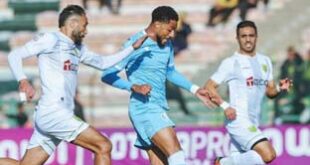 الرباط – العرب تيفي – محمد بلغريب فاز فريق المغرب الفاسي على فريق اتحاد تواركة بثلاثية  نظيفة ، في المباراة التي جمعتهما اليوم، الأربعاء 5 يناير 2025، على أرضية ملعب 18 نونبر بمدينة الخميسات، ضمن منافسات الجولة 17 من الدوري المغربي الممتاز لكرة القدم. وتميز الشوط الأول من اللقاء بإيقاع متكافئ بين الفريقين، مع غياب الفعالية الهجومية وعدم التركيز، اللذان حالا دون ترجمة الفرص إلى أهداف، لينتهي الشوط الأول بالتعادل السلبي صفر لمثله.