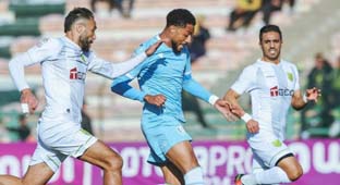 الرباط – العرب تيفي – محمد بلغريب فاز فريق المغرب الفاسي على فريق اتحاد تواركة بثلاثية  نظيفة ، في المباراة التي جمعتهما اليوم، الأربعاء 5 يناير 2025، على أرضية ملعب 18 نونبر بمدينة الخميسات، ضمن منافسات الجولة 17 من الدوري المغربي الممتاز لكرة القدم. وتميز الشوط الأول من اللقاء بإيقاع متكافئ بين الفريقين، مع غياب الفعالية الهجومية وعدم التركيز، اللذان حالا دون ترجمة الفرص إلى أهداف، لينتهي الشوط الأول بالتعادل السلبي صفر لمثله.