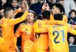 الرباط  - العرب تيفي نجح ريال مدريد في تحويل تأخره أمام فالنسيا إلى فوز مثير بنتيجة 2-1 في مباراة مؤجلة من الدوري الإسباني، على الرغم من طرد فينيسيوس جونيور. الفريق الملكي يتصدر الترتيب مؤقتا، مستفيدا من أهداف مودريتش وبيلينغهام، بينما فشل فالنسيا في الحفاظ على تقدمه. المباراة شهدت دراما كبيرة، منها إهدار ركلة جزاء لبيلينغهام، وطرد فينيسيوس بعد اشتباك مع حارس فالنسيا. حقق ريال  مدريد فوزا مثيرا على مضيفه فالنسيا بنتيجة 2-1، الجمعة، في مباراة   مؤجلة من المرحلة الثانية عشرة من الدوري الإسباني، ليصعد مؤقتا إلى صدارة الترتيب.