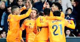 الرباط  - العرب تيفي نجح ريال مدريد في تحويل تأخره أمام فالنسيا إلى فوز مثير بنتيجة 2-1 في مباراة مؤجلة من الدوري الإسباني، على الرغم من طرد فينيسيوس جونيور. الفريق الملكي يتصدر الترتيب مؤقتا، مستفيدا من أهداف مودريتش وبيلينغهام، بينما فشل فالنسيا في الحفاظ على تقدمه. المباراة شهدت دراما كبيرة، منها إهدار ركلة جزاء لبيلينغهام، وطرد فينيسيوس بعد اشتباك مع حارس فالنسيا. حقق ريال  مدريد فوزا مثيرا على مضيفه فالنسيا بنتيجة 2-1، الجمعة، في مباراة   مؤجلة من المرحلة الثانية عشرة من الدوري الإسباني، ليصعد مؤقتا إلى صدارة الترتيب.