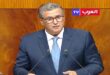 لرباط – العرب تيفي المغربية أكد رئيس الحكومة، عزيز أخنوش رئيس الحكومة المغربية ، اليوم الثلاثاء بمجلس المستشارين، أنه رغم الضغوطات العديدة التي مست منظومة تمويل السياسات في مختلف بلدان العالم “ستكون سنة 2025 ببلادنا سنة للطموح والاستمرارية”. وفق ما أفادته وكالة المغرب العربي للانباء . وأبرز السيد أخنوش، في عرض قدمه خلال جلسة الأسئلة الشهرية حول السياسة العامة التي خ صصت لموضوع “المؤشرات الاقتصادية والمالية وتعزيز المكانة الدولية للمغرب أن الحكومة ستسعى خلال هذه السنة إلى “تحصين النتائج المشرفة التي تحققت خلال السنوات الماضية، ومواصلة الجهود للحفاظ على استدامة المالية العمومية”. وأفاد في هذا السياق بأن الحكومة اتخذت تدابير استثنائية للحفاظ على وتيرة تنفيذ المشاريع الكبرى، من خلال تعبئة مخصصات الاستثمار العمومي وفق خط تصاعدي، والتي بلغت ما يناهز 340 مليار درهم خلال السنة الجارية، “مع ما سيعرفه التوزيع الجهوي للاستثمار من نقلات نوعية سيكون لها دور مباشر في تحسين دينامية التنمية الترابية والرفع من معدلات العدالة المجالية”.