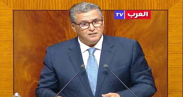 لرباط – العرب تيفي المغربية أكد رئيس الحكومة، عزيز أخنوش رئيس الحكومة المغربية ، اليوم الثلاثاء بمجلس المستشارين، أنه رغم الضغوطات العديدة التي مست منظومة تمويل السياسات في مختلف بلدان العالم “ستكون سنة 2025 ببلادنا سنة للطموح والاستمرارية”. وفق ما أفادته وكالة المغرب العربي للانباء . وأبرز السيد أخنوش، في عرض قدمه خلال جلسة الأسئلة الشهرية حول السياسة العامة التي خ صصت لموضوع “المؤشرات الاقتصادية والمالية وتعزيز المكانة الدولية للمغرب أن الحكومة ستسعى خلال هذه السنة إلى “تحصين النتائج المشرفة التي تحققت خلال السنوات الماضية، ومواصلة الجهود للحفاظ على استدامة المالية العمومية”. وأفاد في هذا السياق بأن الحكومة اتخذت تدابير استثنائية للحفاظ على وتيرة تنفيذ المشاريع الكبرى، من خلال تعبئة مخصصات الاستثمار العمومي وفق خط تصاعدي، والتي بلغت ما يناهز 340 مليار درهم خلال السنة الجارية، “مع ما سيعرفه التوزيع الجهوي للاستثمار من نقلات نوعية سيكون لها دور مباشر في تحسين دينامية التنمية الترابية والرفع من معدلات العدالة المجالية”.