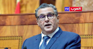 الرباط – العرب تيفي المغربية – محمد بلغريب قال رئيس الحكومة المغربية ، عزيز أخنوش، اليوم الثلاثاء، بأن حصيلة اجتماعات اللجنة الوطنية للاستثمارات أسفرت عن المصادقة على 275 اتفاقيات مشاريع استثمارية بقيمة إجمالية تفوق 393 مليار درهم، من بينها 9 مشاريع استراتيجية بقيمة إجمالية تقدر بــ 65 مليار درهم. وفقا لما أفادته وكالة المعرب العربي للأنباء . وأوضح السيد أخنوش في عرض قدمه خلال جلسة الأسئلة الشهرية بمجلس المستشارين حول السياسة العامة، خصصت لموضوع “المؤشرات الاقتصادية والمالية وتعزيز المكانة الدولية للمغرب”، أن هذه  المشاريع ستساهم إجمالا في خلق ما يناهز 195 ألف منصب شغل مباشر وغير مباشر، مسجلا أن اللجنة الوطنية تواصل ديناميتها غير المسبوقة، حيث عقدت إلى حدود اليوم 14 دورة (في نسختيها السابقة والجديدة) قدمت حصيلة جد إيجابية فيما يتعلق بخلق مناصب الشغل ونوعية المشاريع المصادق عليها.