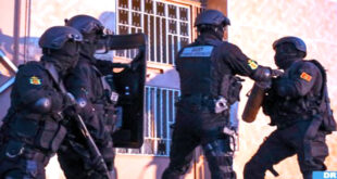 الرباط – العرب المغربية – محمد بلغريب تمكن المكتب المركزي للأبحاث القضائية على ضوء معلومات استخباراتية دقيقة وفرتها مصالح المديرية العامة لمراقبة التراب الوطني، صباح اليوم الأربعاء، من إحباط مخطط إرهابي بالغ الخطورة كان يستهدف المغرب، بتكليف وتحريض مباشر من قيادي بارز في تنظيم “داعش” بمنطقة الساحل الإفريقي.