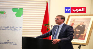 الرباط – العرب تيفي المغربية نظمت اللجنة المؤقتة لتسيير شؤون قطاع الصحافة والنشر بعد زوال يوم الأربعاء السادس والعشرين من شهر فبراير 2025، ندوة بمدينة الدار البيضاء حول موضوع تجارب الهيئات المهنية في تدبير قضايا الأخلاقيات، أطرها بمداخلات هامة ممثلون عن هيئات دستورية ومهنية، من المجلس الأعلى السلطة القضائية، والهيئة الوطنية للطبيبات والأطباء،وهيئة المحامين بالدار البيضاء، ولجنة أخلاقيات المهنة وقضايا التأديب داخل اللجنة المؤقتة لتسيير شؤون قطاع الصحافة والنشر، وحضرها محامون وباحثون وصحافيون وناشرون. وفي بداية الندوة ألقى رئيس اللجنة المؤقتة، السيد يونس مجاهد، كلمة ذكر فيها بالهدف من تنظيم هذا اللقاء، حيث قال "إننا في حاجة إلى أن نتعرف على تجارب أخرى لتقييم تجربة المجلس الوطني للصحافة، وفي نفس الوقت ندخل في مناقشات، لتطوير هذا العمل في مجال الأخلاقيات وتنظيم المهن. وهنا، لابد من أن أذكر أنه منذ القدم، كانت المهن والحرف منظمة ولها أخلاقيات. وهذا يعني أننا لسنا أمام أمر جديد، فكل مهنة لها أخلاقياتها الخاصة، لأنها تعمل لصالح المجتمع، لا لصالح أفرادها. فمختلف الهيئات المهنية عليها أن تستحضر مبدأ المسؤولية الاجتماعية".