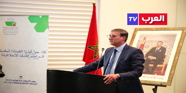 الرباط – العرب تيفي المغربية نظمت اللجنة المؤقتة لتسيير شؤون قطاع الصحافة والنشر بعد زوال يوم الأربعاء السادس والعشرين من شهر فبراير 2025، ندوة بمدينة الدار البيضاء حول موضوع تجارب الهيئات المهنية في تدبير قضايا الأخلاقيات، أطرها بمداخلات هامة ممثلون عن هيئات دستورية ومهنية، من المجلس الأعلى السلطة القضائية، والهيئة الوطنية للطبيبات والأطباء،وهيئة المحامين بالدار البيضاء، ولجنة أخلاقيات المهنة وقضايا التأديب داخل اللجنة المؤقتة لتسيير شؤون قطاع الصحافة والنشر، وحضرها محامون وباحثون وصحافيون وناشرون. وفي بداية الندوة ألقى رئيس اللجنة المؤقتة، السيد يونس مجاهد، كلمة ذكر فيها بالهدف من تنظيم هذا اللقاء، حيث قال "إننا في حاجة إلى أن نتعرف على تجارب أخرى لتقييم تجربة المجلس الوطني للصحافة، وفي نفس الوقت ندخل في مناقشات، لتطوير هذا العمل في مجال الأخلاقيات وتنظيم المهن. وهنا، لابد من أن أذكر أنه منذ القدم، كانت المهن والحرف منظمة ولها أخلاقيات. وهذا يعني أننا لسنا أمام أمر جديد، فكل مهنة لها أخلاقياتها الخاصة، لأنها تعمل لصالح المجتمع، لا لصالح أفرادها. فمختلف الهيئات المهنية عليها أن تستحضر مبدأ المسؤولية الاجتماعية".