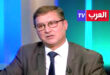 لرباط – العرب المغربية - يونس مجاهد  كيف نواجه انتشار الأخبار الكاذبة؟ هل توجد أساليب ووسائل ممكنة لرصد هذه الأخبار والقضاء عليها، أو على الأقل الحد من انتشارها؟ مثل هذه الأسئلة، وغيرها مشابهة لها، مطروحة اليوم في كل المجتمعات، بسبب التطور الهائل لتكنولوجيا المعلومات، التي سيضخم من تأثيرها الذكاء الاصطناعي، الذي ما زال في بداياته، ولا يعرف إلى أين سيقود البشرية. الجزء الأول من الأجوبة عن هذه الأسئلة يكمن في الوعي بالتحولات التي عرفها ويعرفها العالم، فتاريخ البشرية يدلنا على أن تداول المعلومات، كان حاسما في تطورها، في تأسيس الدول وقيام الحضارات، وفي خلق السرديات والأساطير التي آمن بها الناس وشكلت معتقداتهم وحددت مصائر حياتهم. وقد أصدر المفكر نوفال نوح هراري، مؤلفا ذاع صيته وصنف من أحسن الكتب سنة 2024، تحت عنوان "نيكسوس" NEXUS، جمع فيه بين التاريخ والتأملات الفلسفية، واعتبر أن تداول الأخبار كان المحرك الرئيسي لتاريخ البشر.