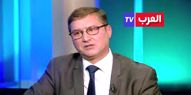 لرباط – العرب المغربية - يونس مجاهد  كيف نواجه انتشار الأخبار الكاذبة؟ هل توجد أساليب ووسائل ممكنة لرصد هذه الأخبار والقضاء عليها، أو على الأقل الحد من انتشارها؟ مثل هذه الأسئلة، وغيرها مشابهة لها، مطروحة اليوم في كل المجتمعات، بسبب التطور الهائل لتكنولوجيا المعلومات، التي سيضخم من تأثيرها الذكاء الاصطناعي، الذي ما زال في بداياته، ولا يعرف إلى أين سيقود البشرية. الجزء الأول من الأجوبة عن هذه الأسئلة يكمن في الوعي بالتحولات التي عرفها ويعرفها العالم، فتاريخ البشرية يدلنا على أن تداول المعلومات، كان حاسما في تطورها، في تأسيس الدول وقيام الحضارات، وفي خلق السرديات والأساطير التي آمن بها الناس وشكلت معتقداتهم وحددت مصائر حياتهم. وقد أصدر المفكر نوفال نوح هراري، مؤلفا ذاع صيته وصنف من أحسن الكتب سنة 2024، تحت عنوان "نيكسوس" NEXUS، جمع فيه بين التاريخ والتأملات الفلسفية، واعتبر أن تداول الأخبار كان المحرك الرئيسي لتاريخ البشر.