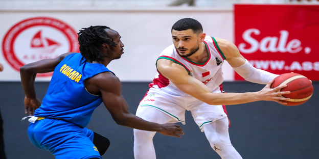 الرباط – العرب المغربية – محمد بلغريب تحتضن قاعة ابن ياسين بالرباط ايام 21-22و23 فبراير الجاري،إقصائيات النافذة الإفريقية الثالتة ، المؤهلة لنهائيات بطولة افرو باسكيط التي ستقام بانغولا . المنتخب المغربي لكرة السلة ،الذي يواصل استعاداته الجادة بقاعة فتح الله البوعزاوي بسلا سيكون في صدام قوي أمام منتخبات جنوب السودان ، مالي والكونغو الديمقراطية بهدف ضمان ورقة التأهل لنهائيات بطولة افرو باسكيط .