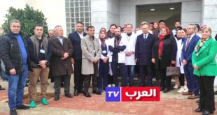 الرباط – العرب تيفي المغربية – محمد بلغريب أشرفت السيدة سليمىة صعصع، المديرة الجهوية للصحة والحماية الاجتماعية بجهة فاس مكناس بمعية السيد عامل إقليم تازة، مصطفى المعزة، على إعطاء انطلاقة خدمات 14 مؤسسة صحية بجهة فاس مكناس بعد إعادة تأهيلها وتجهيزها، وذلك يومه الثلاثاء 4 يناير 2025 بتازة، وذلك بتعليمات من وزير الصحة والحماية الاجتماعية، السيد أمين التهراوي. ووفق بلاغ  وزارة  الصحة والحماية الاجتماعية ، توصل "موقع قناة العرب تيفي " بنسخة منه ، فان إعطاء انطلاقة خدمات هذه المؤسسات الصحية يأتي في إطار مواصلة تعزيز البنية التحتية الصحية عبر مختلف ربوع المملكة، تنفيذا للتوجيهات الملكية السامية لصاحب الجلالة الملك محمد السادس، نصره الله، المتعلقة بإطلاق إصلاح وتأهيل عميقين للقطاع الصحي، بما يستجيب لتنزيل ورش تعميم الحماية الاجتماعية.
