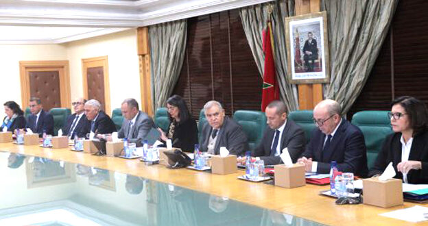الرباط – العرب تيفي المغربية – محمد بلغريب عقدت اللجنة الوزارية المشتركة لليقظة وتتبع تموين الأسواق والأسعار اجتماعا، اليوم الثلاثاء بمقر وزارة الداخلية، استعدادا لشهر رمضان المبارك لعام 1446 هـ، وذلك بحضور السيدات والسادة وزير الداخلية، ووزيرة الاقتصاد والمالية، ووزير الصحة والحماية الاجتماعية، ووزير الفلاحة والصيد البحري والتنمية القروية والمياه والغابات، ووزير الصناعة والتجارة، ووزيرة الانتقال الطاقي والتنمية المستدامة، وكاتبة الدولة لدى وزير الفلاحة والصيد البحري والتنمية القروية والمياه والغابات، المكلفة بالصيد البحري.