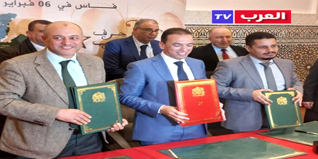 الرباط – العرب المغربية – محمد بلغريب قام كاتب الدولة المكلف بالصناعة التقليدية والاقتصاد الاجتماعي والتضامني، لحسن السعدي، يوم أمس الجمعة، بزيارة تفقدية لعدد من البنيات التحتية التكوينية والإنتاجية والتسويقية المتعلقة بالصناعة التقليدية والاقتصاد الاجتماعي والتضامني بمدينة فاس. وفي هذا الصدد، قام السيد الوزير بزيارة لمركز التكوين والتأهيل في حرف الصناعة التقليدية، الذي يعد مركزا نموذجيا والأول على الصعيد الوطني، المنجز من قبل مؤسسة محمد الخامس للتضامن.