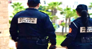 الرباط – العرب تيفي المغربية تمكنت عناصر الشرطة بولاية أمن تطوان بتنسيق مع مصالح المديرية العامة لمراقبة التراب الوطني، مساء يوم الثلاثاء، من حجز 17 ألفا و 505 من الأقراص الطبية المخدرة، وتوقيف أربعة أشخاص يشتبه في ارتباطهم بشبكة إجرامية تنشط في ترويج المخدرات والمؤثرات العقلية. وذكر مصدر أمني أنه تم توقيف المشتبه فيهم متلبسين بحيازة وترويج المؤثرات العقلية، حيث أسفرت عملية الضبط والتفتيش المنجزة بداخل سيارة نفعية كانوا يستعملونها عن حجز 17 ألفا و505 من الأقراص الطبية المخدرة من نوع “ريفوتريل”.