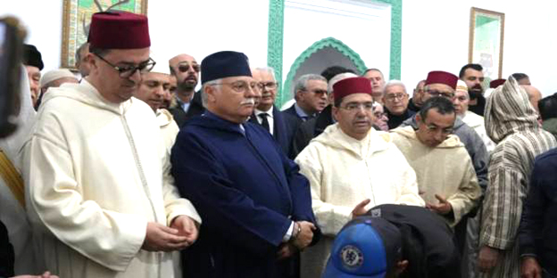 الرباط – قناة العرب تيفي المغربية جرى بعد صلاة العصر، أمس الأحد بمدينة أصيلة، تشييع جثمان الراحل محمد بن عيسى، وزير الشؤون الخارجية والثقافة الأسبق. وبعد صلاتي العصر والجنازة بالمسجد الأعظم، نقل جثمان الفقيد ليوارى الثرى بضريح الزاوية العيساوية بالمدينة العتيقة بأصيلة، وذلك بحضور أفراد أسرة الفقيد وأقاربه وذويه.