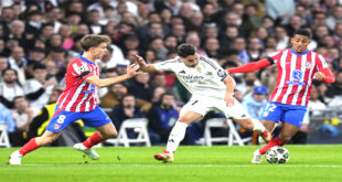 الرباط – العرب تيفي المغربية حقق فريق ريال مدريد فوزا صعبا وثمينا على حساب ضيفه وجاره أتلتيكو مدريد بنتيجة 2-1 يوم  أمس الثلاثاء في ذهاب دور الـ16 لدوري أبطال أوروبا. وافتتح الجناح البرازيلي رودريغو هدف ريال مدريد الأول في الدقيقة الرابعة، بعد تمريرة في العمق من زميله فالفيردي قبل أن يتوغل البرازيلي داخل منطقة الجزاء ويسدد كرة بيسراه على يمين حارس أتلتيكو.