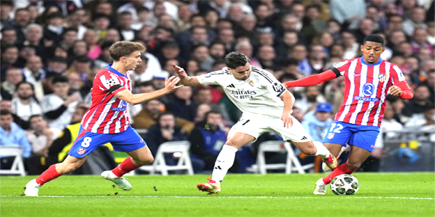 الرباط – العرب تيفي المغربية حقق فريق ريال مدريد فوزا صعبا وثمينا على حساب ضيفه وجاره أتلتيكو مدريد بنتيجة 2-1 يوم  أمس الثلاثاء في ذهاب دور الـ16 لدوري أبطال أوروبا. وافتتح الجناح البرازيلي رودريغو هدف ريال مدريد الأول في الدقيقة الرابعة، بعد تمريرة في العمق من زميله فالفيردي قبل أن يتوغل البرازيلي داخل منطقة الجزاء ويسدد كرة بيسراه على يمين حارس أتلتيكو.