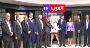 الرباط – العرب تيفي عقدت اللجنة المؤقتة لتسيير شؤون قطاع الصحافة والنشر، اجتماعها العادي يوم 14 مارس 2025، حيث تداولت في المستجدات الحاصلة في القطاع، واتخذت قرارات في العديد من القضايا المدرجة في جدول الأعمال، كما اطلعت على تقارير رؤساء اللجان الدائمة، التي انحصرت في تقرير لجنة بطاقة الصحافة المهنية ولجنة أخلاقيات المهنة والقضايا التأديبية.  ووفق موقع  المجلس الوطني للصحافة ، فقد ناقشت اللجنة المؤقتة، ضمن النقاط المدرجة في جدول الأعمال، تنظيم ندوة وطنية حول شبكات التواصل الاجتماعي، في علاقتها باحترام الأخلاقيات والقانون، بهدف المساهمة في فتح حوار حول أهمية التعامل مع تكنولوجيات التواصل الحديثة، بشكل إيجابي، والبحث عن أنجع السبل لحماية المجتمع، من الاستعمال السلبي والمسيء للأفراد والمؤسسات.