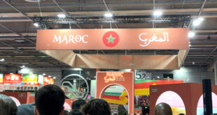 الرباط – قناة العرب تيفي المغربية شهدت مشاركة المغرب في المعرض الدولي للفلاحة بباريس، الذي احتفى بالمملكة كضيف شرف، نجاحا باهرا، مع “إقبال كثيف” على الجناح الوطني، حيث أبهرت جودة المنتجات المحلية وتنوعها الزوار والمهنيين. وشهد الجناح المغربي، الذي نظم تحت إشراف وكالة التنمية الفلاحية، مشاركة نحو ثلاثين عارضا يمثلون 76 تعاونية، تضم ما يقارب 2000 فلاح صغير من مختلف جهات المملكة. وفي تصريح لوكالة المغرب العربي للأنباء، قالت مديرة تنمية تسويق المنتجات المجالية بوكالة التنمية الفلاحية، محجوبة شكيل، إن “المكانة الاستثنائية” للجناح المغربي في هذا الحدث، الذي امتد من 22 فبراير إلى 2 مارس، مكنت من “تعزيز حضور المنتجات المحلية المغربية في الأسواق الفرنسية والأوروبية، وفتح آفاق تجارية جديدة للمنتجين والمصدرين”.